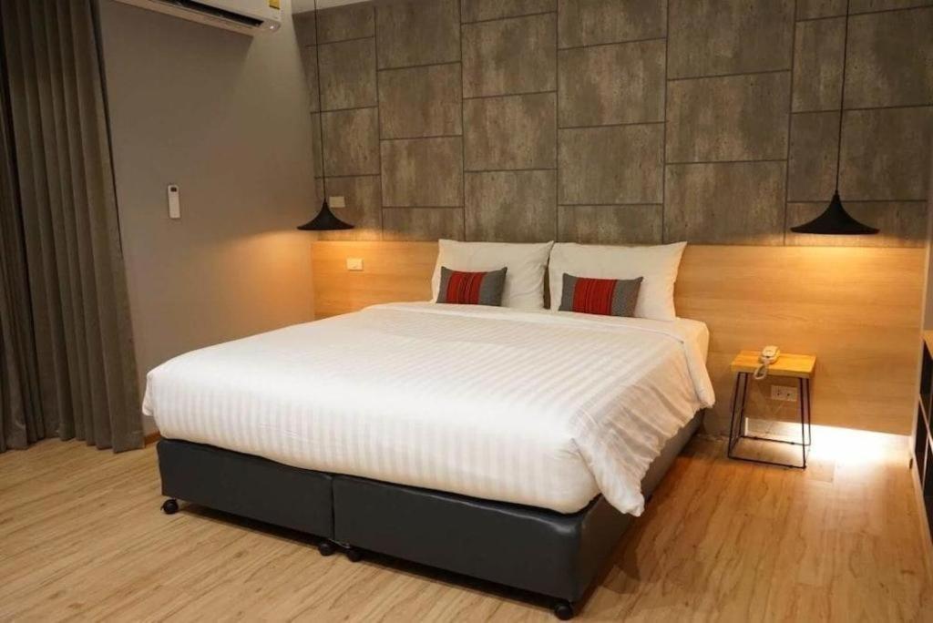 Sans Hotel Ratchaburi Экстерьер фото
